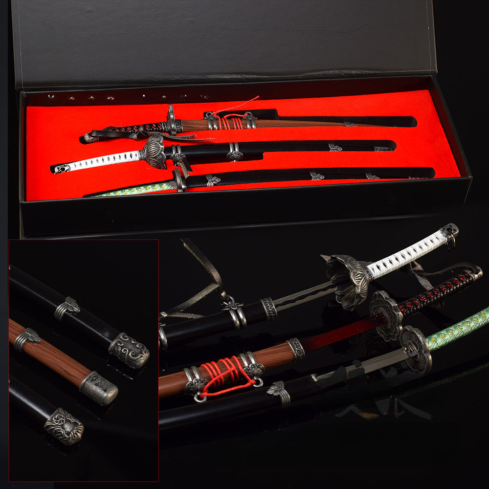 Azuiblc　隻狼/セキロ 楔丸 直刃の刀 不死斬り 黒の不死斬り 片鎌十文字槍　26cm　 剣聖 葦名一心　武器　工芸品　ミニチュア　1/6スケール　ダイキャスト製　おもちゃ　武器レプリカ　卓上装備品　イベント　武器モデル　塗装済み可動フィギュア - Azuiblc